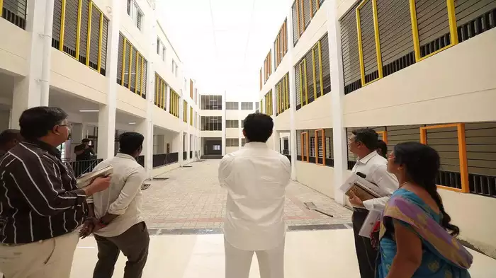 திருவெறும்பூரில் 56 கோடி ரூபாய் செலவில் கட்டப்பட்டு வரும் மாதிரி பள்ளியின் கட்டுமானப் பணிகளை அமைச்சர் அன்பில் மகேஷ் பொய்யாமொழி ஆய்வு செய்தார்.